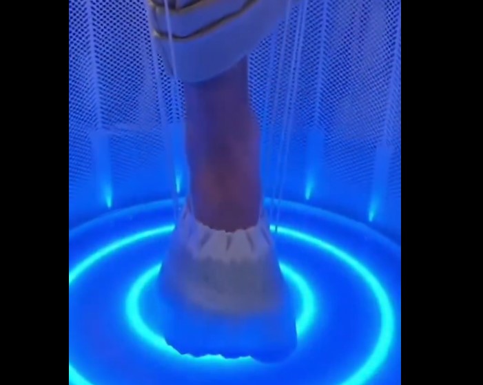 מכונה עתידנית לייצור נעליים אישיות(סרטון AI)